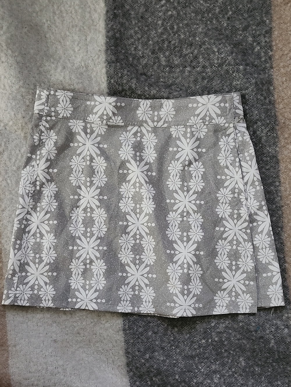 RipSkirt Hawaii Wrap Skirt Size XS Grey White Boho Lei Print EUC Vacay